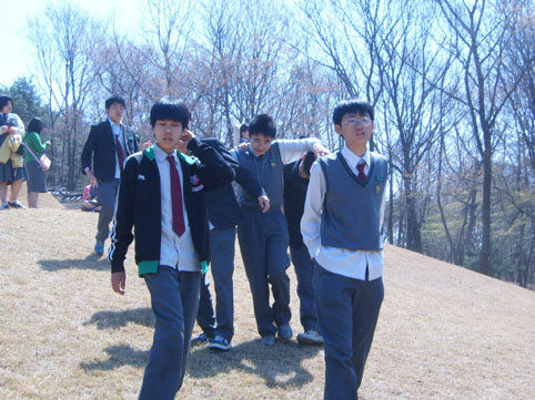 지산 중학교 3학년생들이 왕릉 잔디밟기 봉사활동 중이다. 